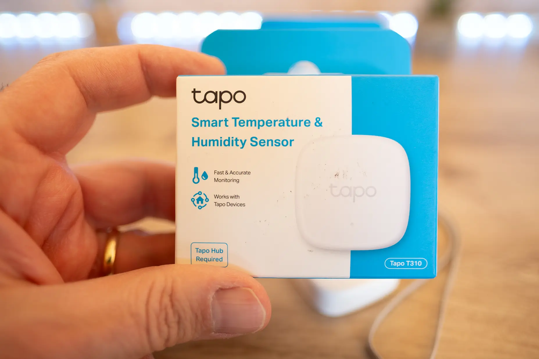 La caja con el sensor de temperatura y humedad TP-Link Tapo T310 en primer plano